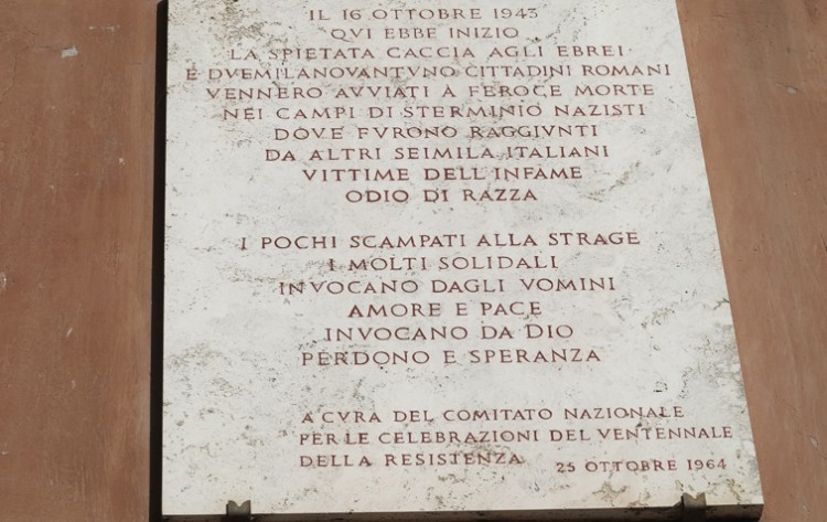 No Ghetto de Roma, placa de mármore conta a história da deportação dos judeus do bairro em 1943